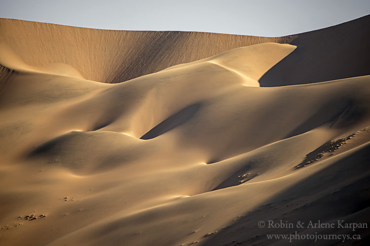 Red sand dunes around Sossusvlei, Namib … – License image – 70471966 ❘  lookphotos