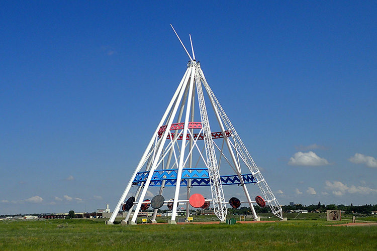 Saamis Tepee, Medicine Hat on photojourneys.ca