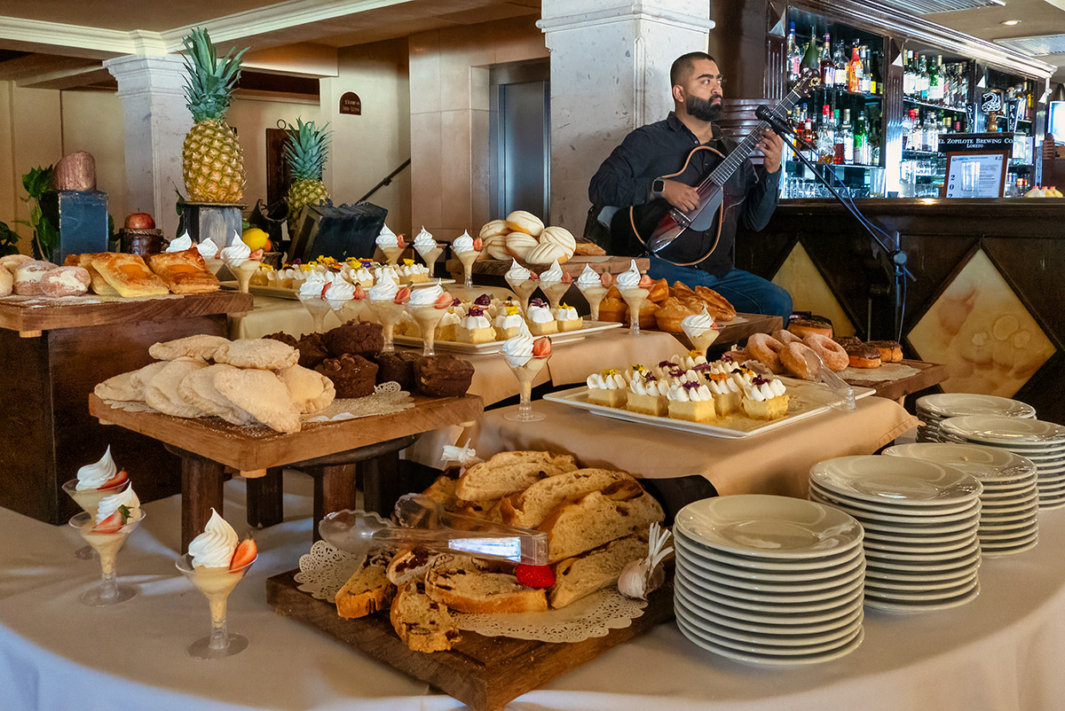 Dessert table, Los Olivos Restaurant, Hotel Mision, Loreto.